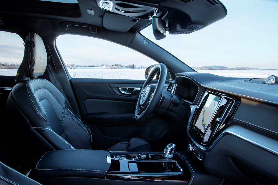 Интерьер Volvo V60 T8 R-Design 2018 года  (WW) (фото 6 из 19)